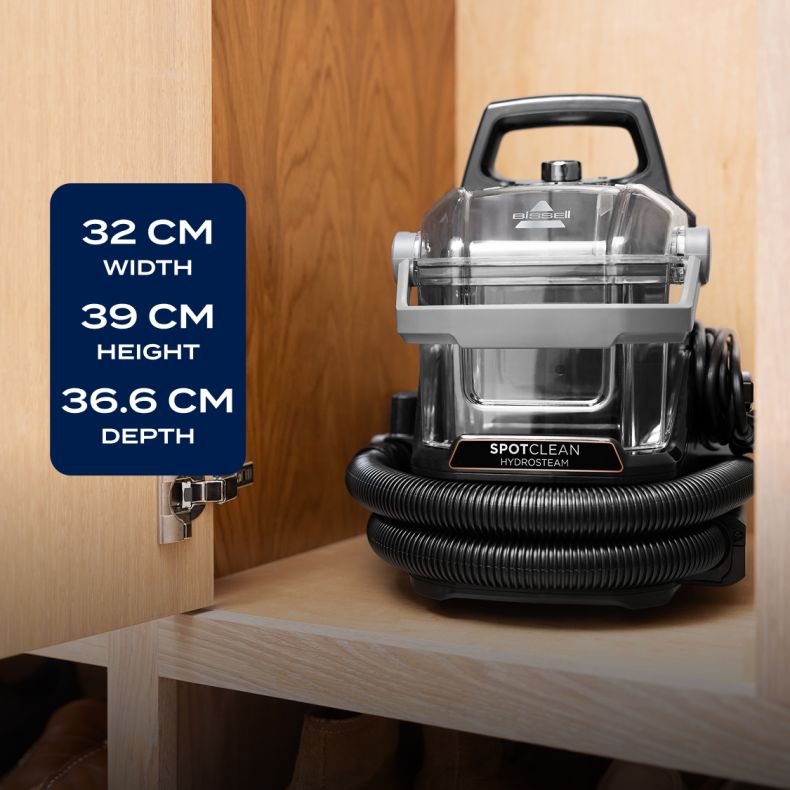 Bissell SpotClean HydroSteam im Einsatz auf einem Polstersessel