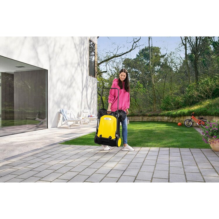 Kärcher S 4 Twin – Detailansicht von Kehrwalze und Seitenbesen