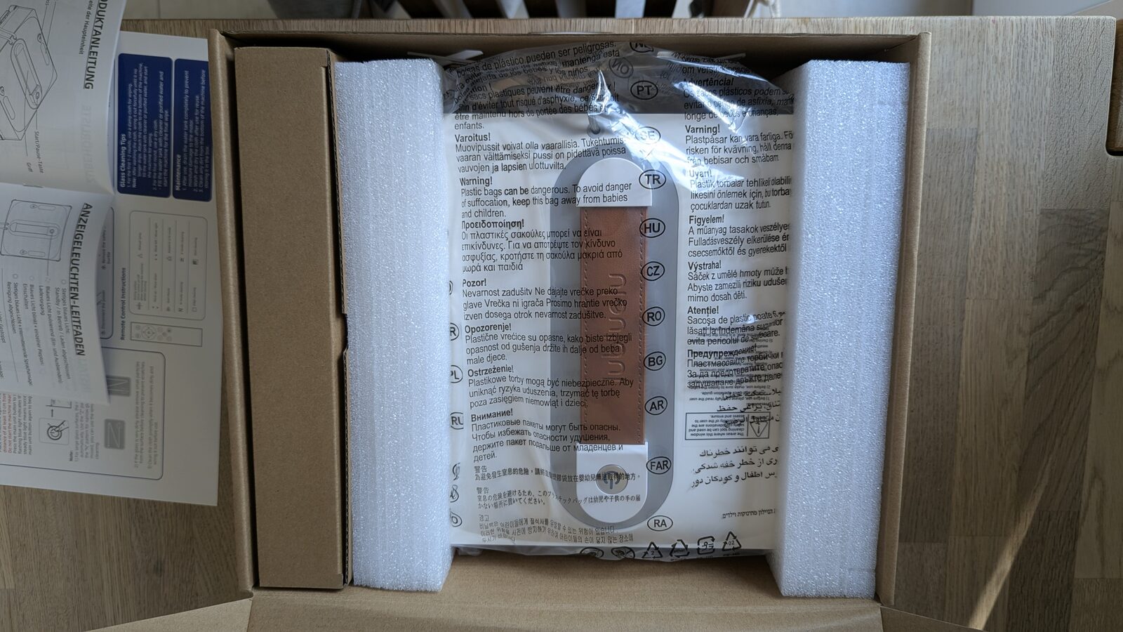 Corde de sécurité encore sous film, avec ses avertissements multilingues, dans le carton