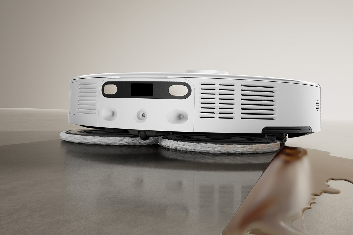 MOVA P70 Pro Ultra – vue de côté avec les serpillières rotatives au-dessus d'un liquide renversé